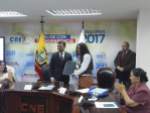 Diane Rodriguez recibe acta de Juan Pablo Pozo del Consejo Nacional Electoral CNE en favor de los LGBT